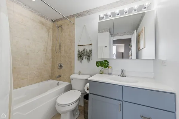 $355,000 | 1122 West Catalpa Avenue, Unit 907, Chicago, IL 60640