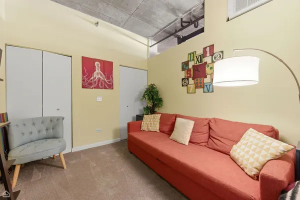 $355,000 | 1122 West Catalpa Avenue, Unit 907, Chicago, IL 60640