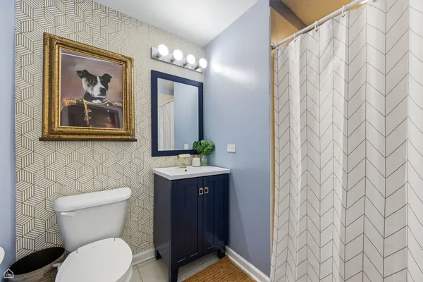 $355,000 | 1122 West Catalpa Avenue, Unit 907, Chicago, IL 60640