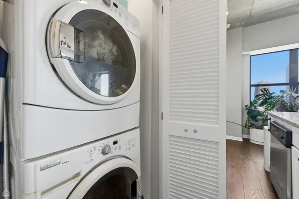 $355,000 | 1122 West Catalpa Avenue, Unit 907, Chicago, IL 60640