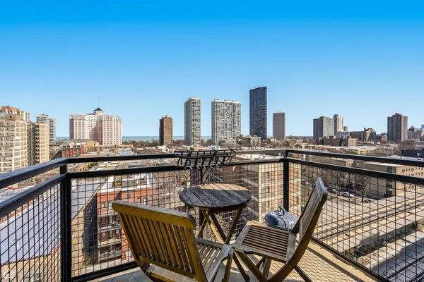 $355,000 | 1122 West Catalpa Avenue, Unit 907, Chicago, IL 60640