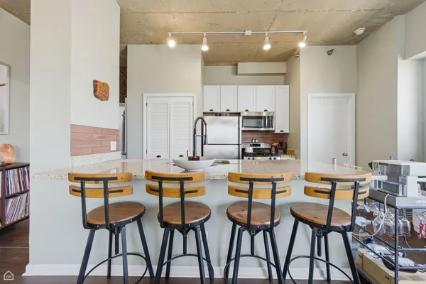 $355,000 | 1122 West Catalpa Avenue, Unit 907, Chicago, IL 60640