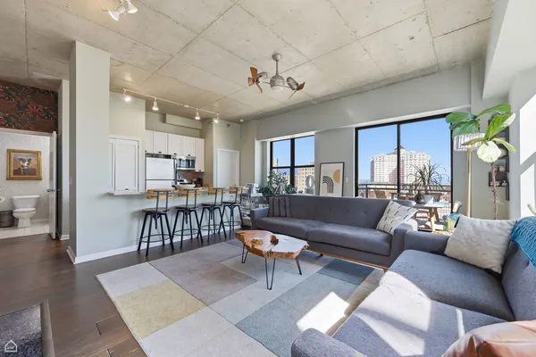 $355,000 | 1122 West Catalpa Avenue, Unit 907, Chicago, IL 60640