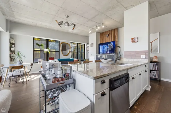 $355,000 | 1122 West Catalpa Avenue, Unit 907, Chicago, IL 60640