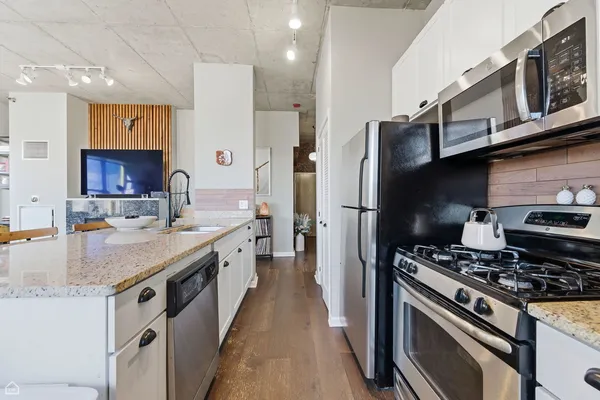 $355,000 | 1122 West Catalpa Avenue, Unit 907, Chicago, IL 60640