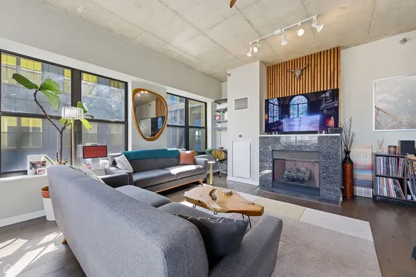 $355,000 | 1122 West Catalpa Avenue, Unit 907, Chicago, IL 60640