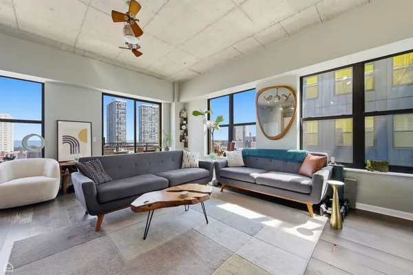 $355,000 | 1122 West Catalpa Avenue, Unit 907, Chicago, IL 60640