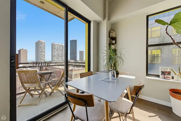 $355,000 | 1122 West Catalpa Avenue, Unit 907, Chicago, IL 60640