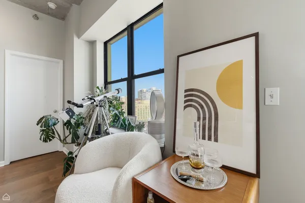 $355,000 | 1122 West Catalpa Avenue, Unit 907, Chicago, IL 60640