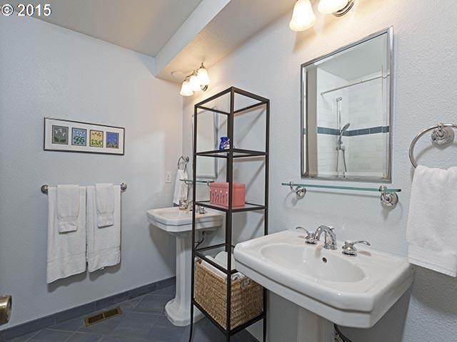 2850 Southwest Raleighview Drive Portland, OR 97225 - Photo 12 of 16 Bathroom