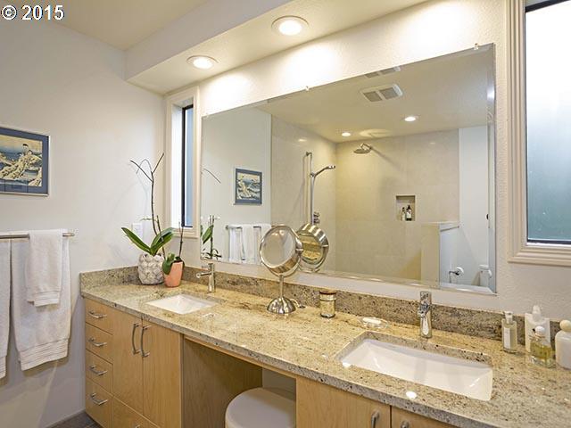 2850 Southwest Raleighview Drive Portland, OR 97225 - Photo 8 of 16 Bathroom, Attached
