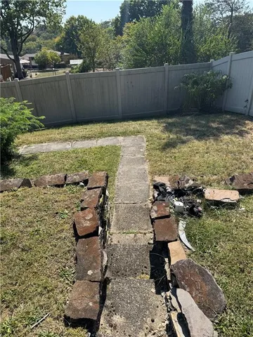a view of a backyard