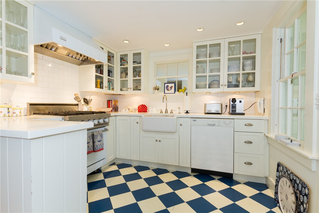 180 Willett Road Narragansett, RI 02874 - Photo 23 of 40 Kitchen