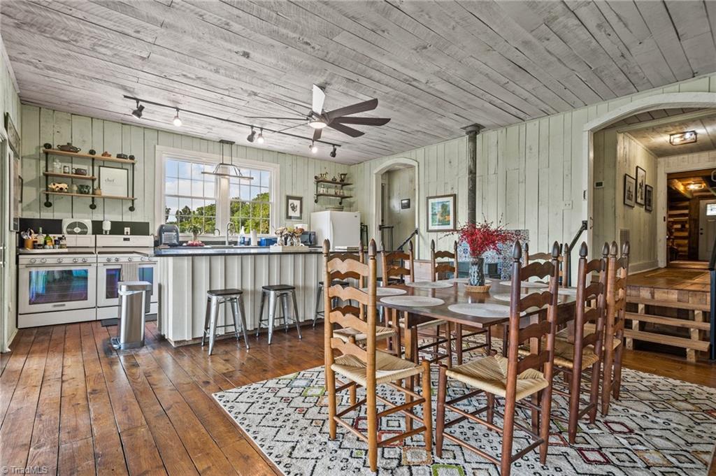 327 Tobacco Road Madison, NC 27025 - Photo 12 of 50 Dining and kitchen area