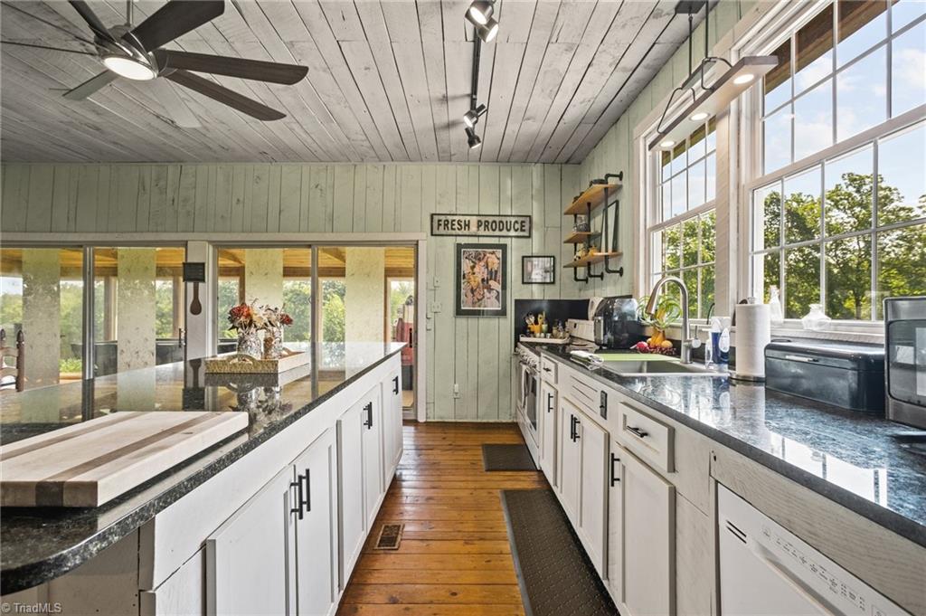 327 Tobacco Road Madison, NC 27025 - Photo 17 of 50 Kitchen