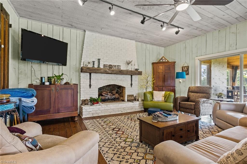 327 Tobacco Road Madison, NC 27025 - Photo 8 of 50 Living room