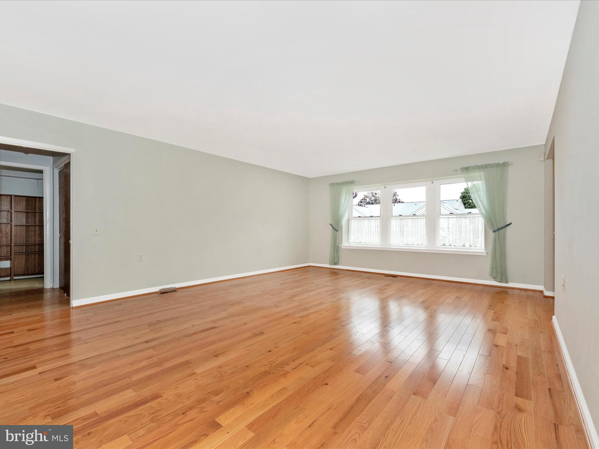 7069 Catalpa Road Frederick, MD 21703 - Photo 8 of 51 Living Room