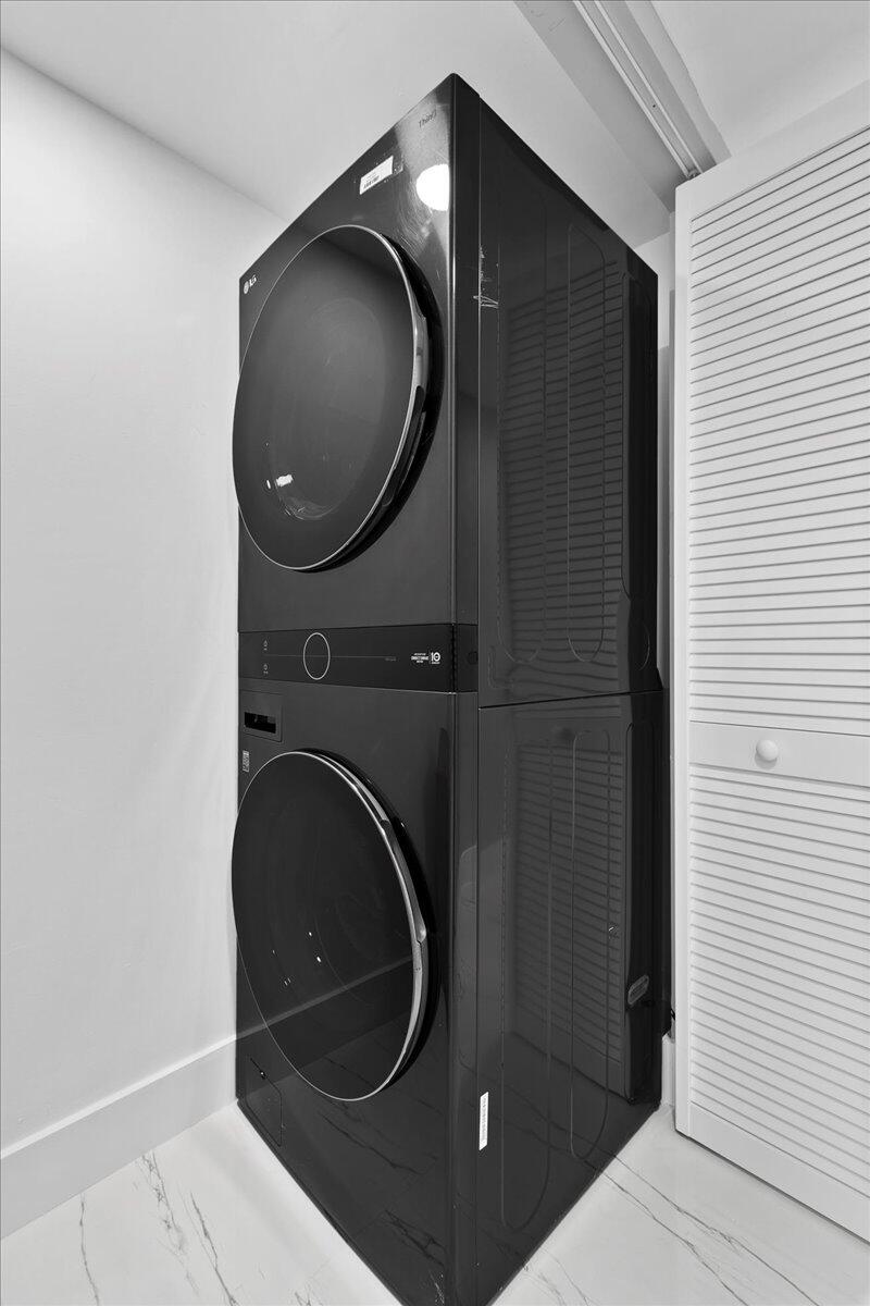 3040 Lake Shore Drive, Unit 101 Riviera Beach, FL 33404 - Photo 28 of 55 30-JLC_3931