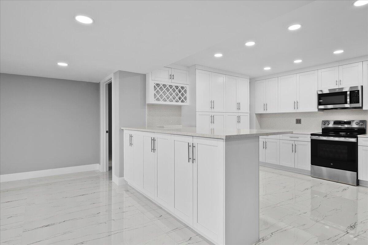 3040 Lake Shore Drive, Unit 101 Riviera Beach, FL 33404 - Photo 3 of 55 1-JLC_3796