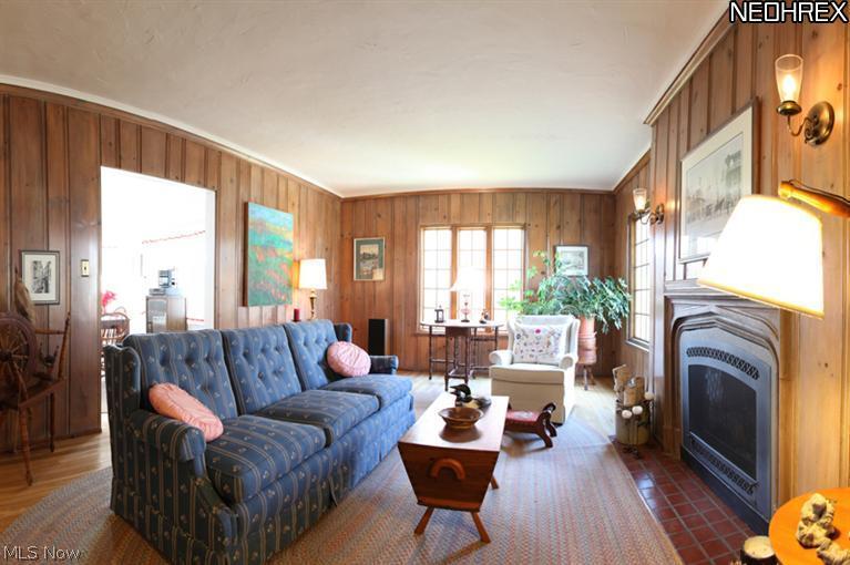 15818 Chadbourne Road Cleveland, OH 44120 - Photo 4 of 23 Living Room Panoramic