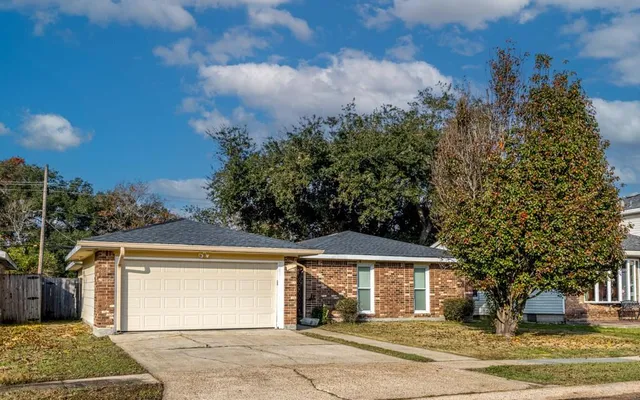 $250,000 | 332 Westmeade Drive, Gretna, LA 70056