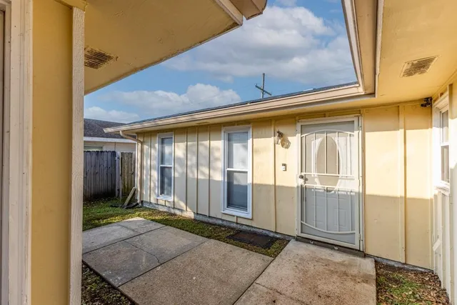 $250,000 | 332 Westmeade Drive, Gretna, LA 70056