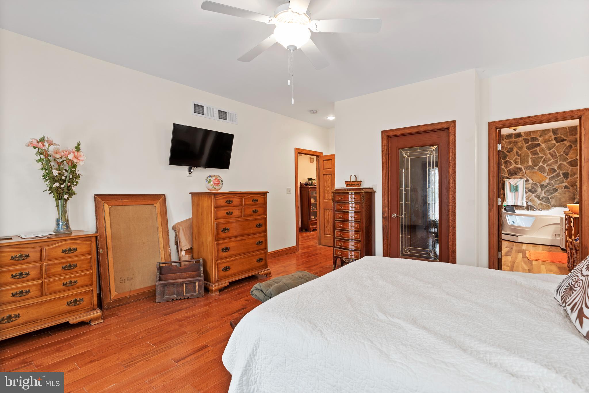 1370 Indian Peg Road Boiling Springs, PA 17007 - Photo 20 of 44 Large primary bedroom w/walk-in closet