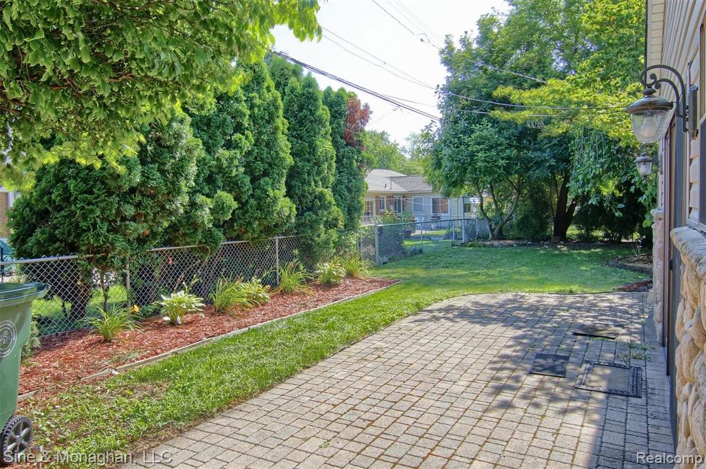 1536 Cook Road Grosse Pointe Woods, MI 48236 - Photo 37 of 39