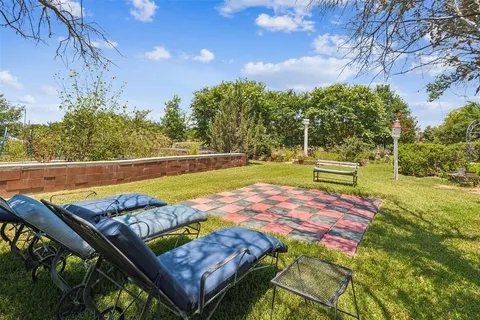 a view of a back yard