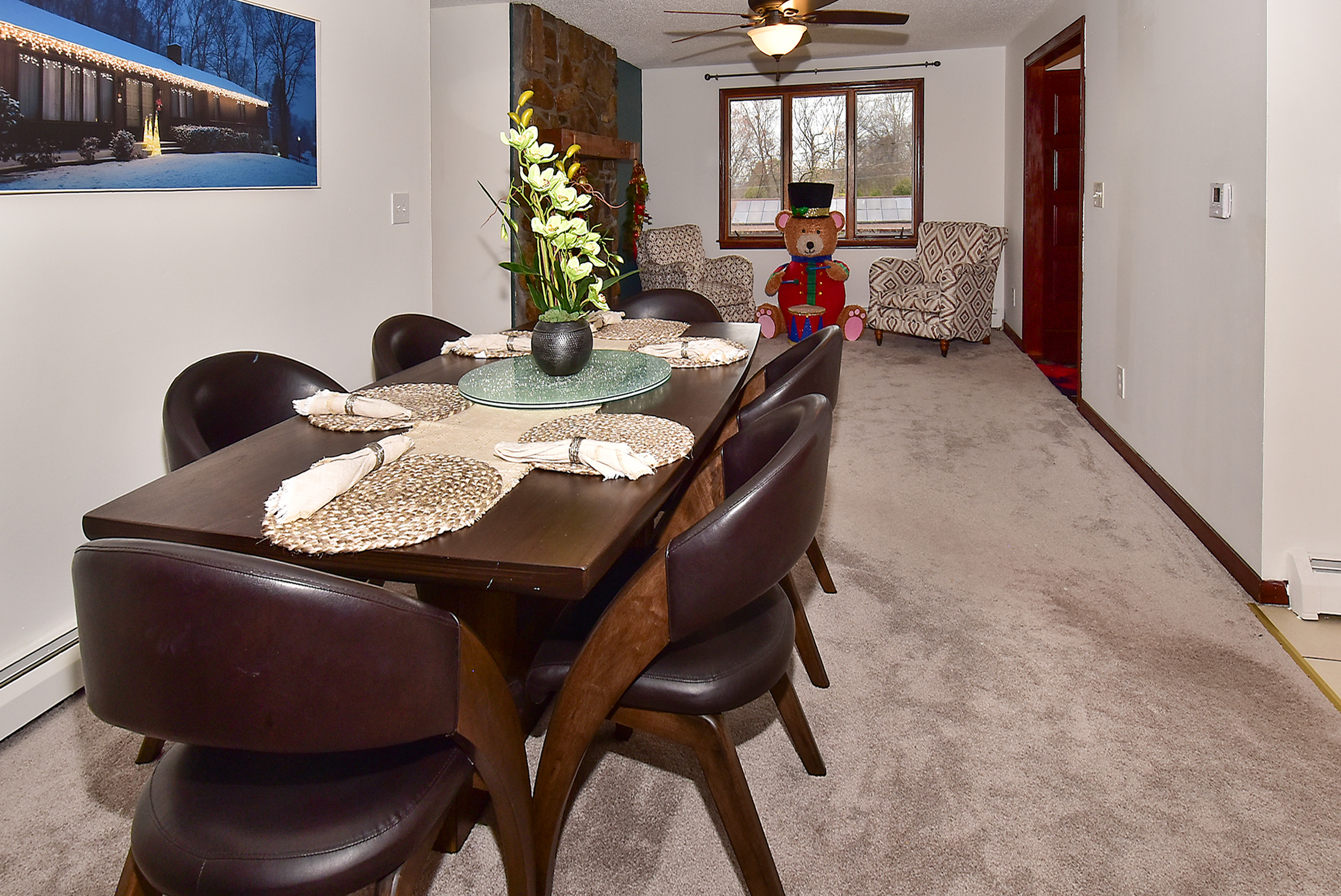 12 Austin Drive Vernon, CT 06066 - Photo 10 of 33 a dining room with furniture and a potted plant