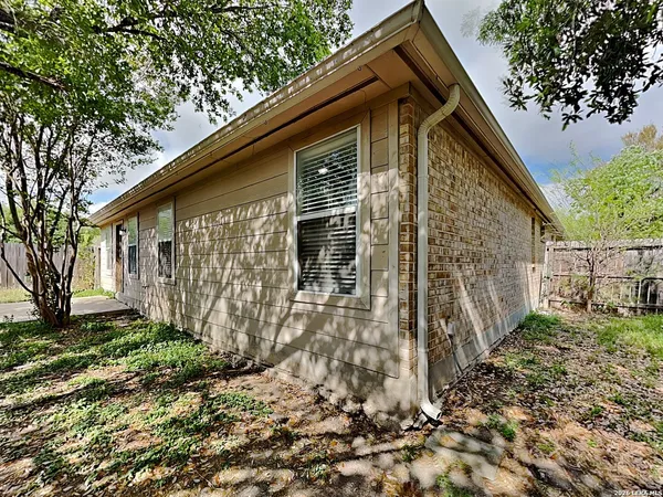 $1,739 | 352 Meadow New Braunfels Tx 78130, New Braunfels, TX 78130