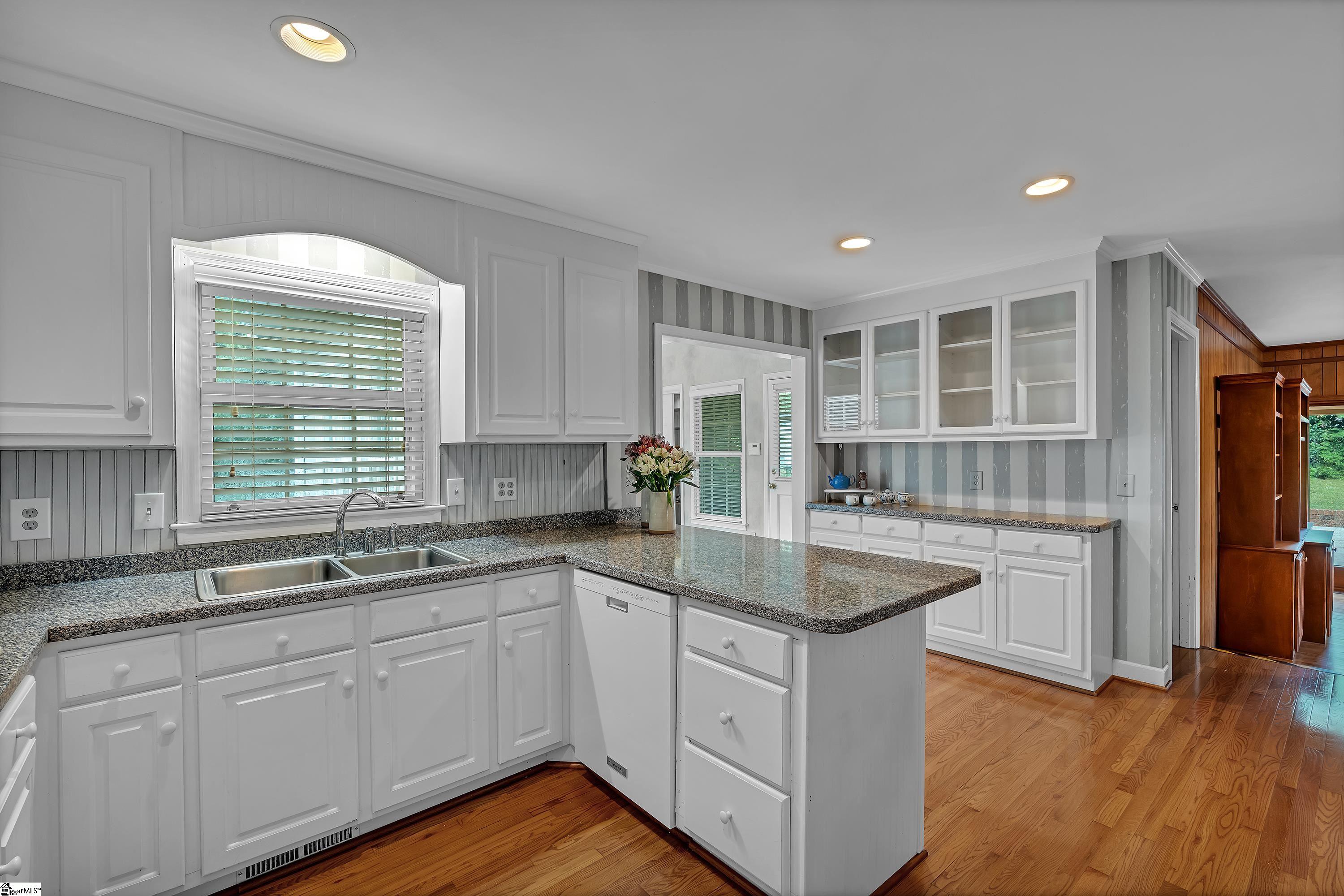 8 Compton Drive Greenville, SC 29615 - Photo 2 of 33