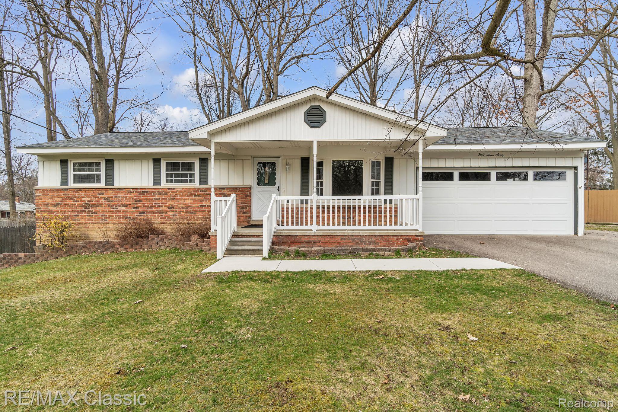 4390 Highfield Road Waterford, MI 48329 - Photo 2 of 38 Gallery Image 2
