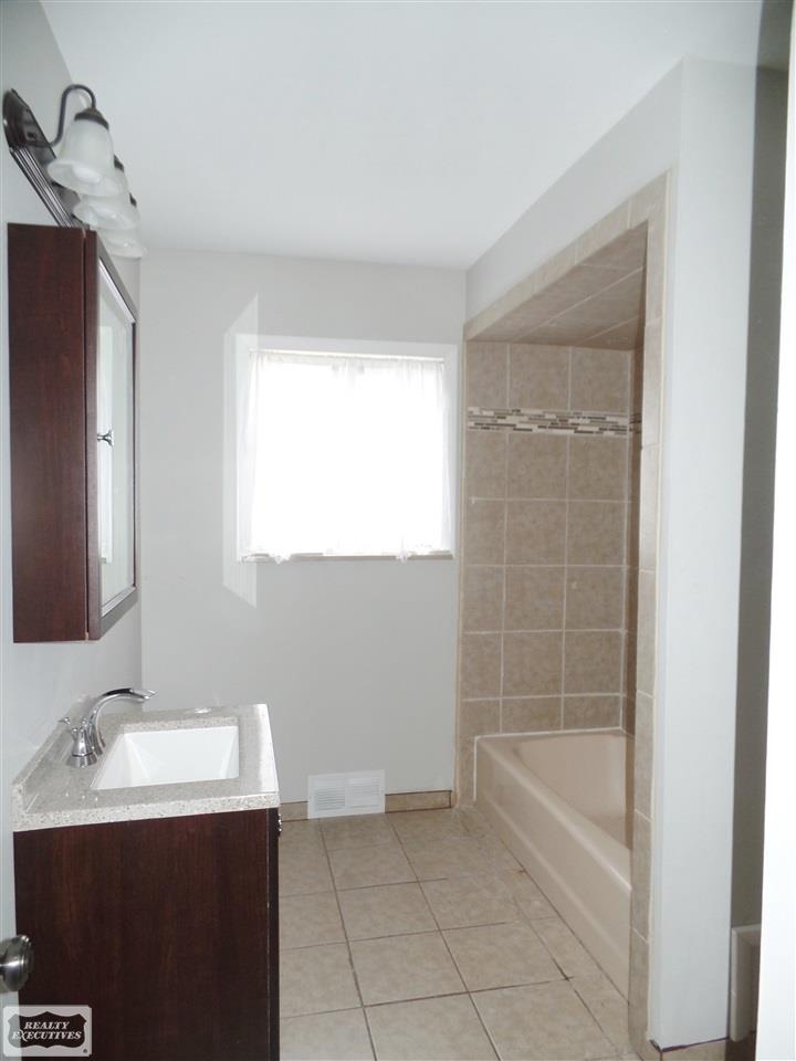 2240 Durham Road Utica, MI 48317 - Photo 6 of 11 50028146-5.JPG
