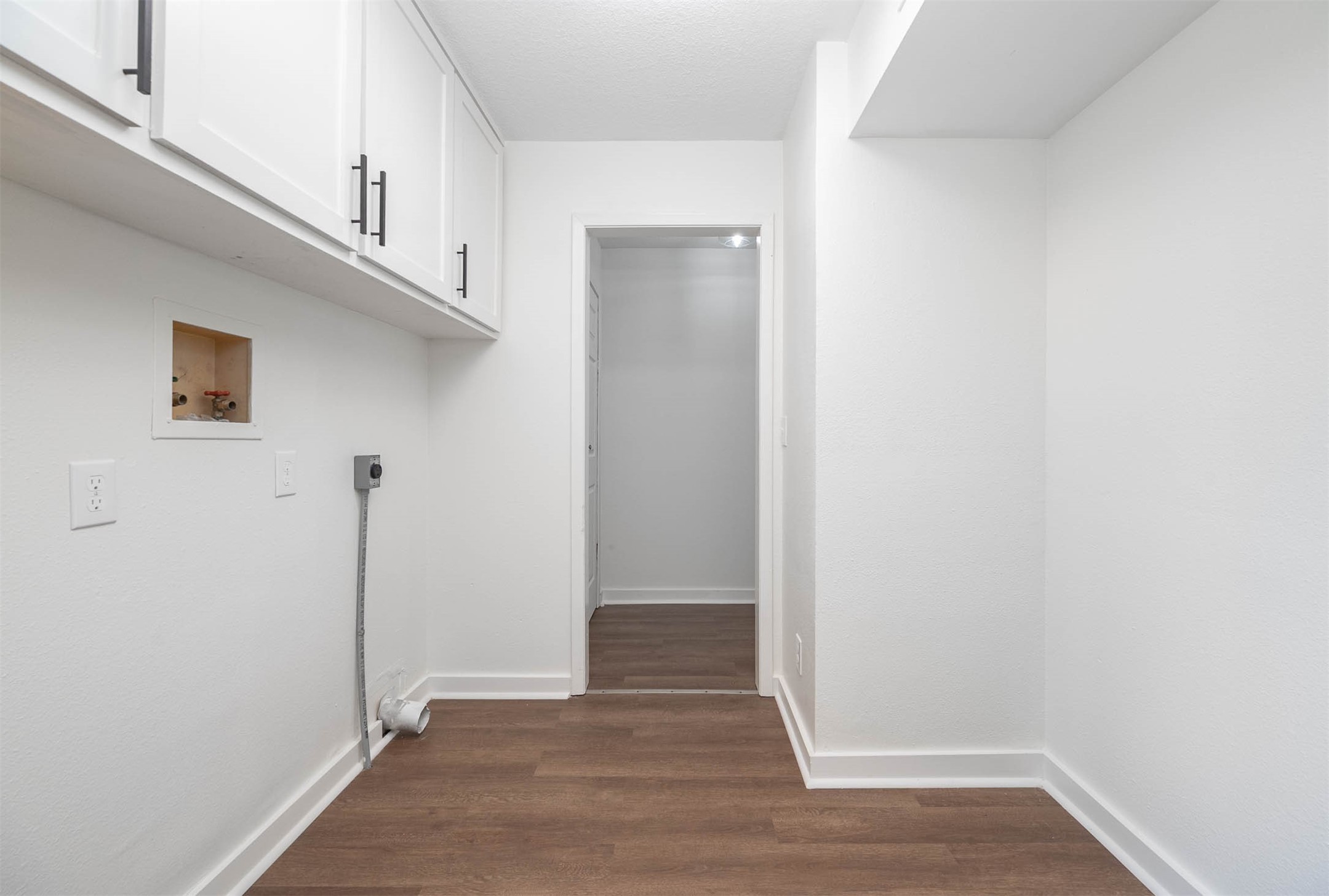 12827 Sandpiper Road Angleton, TX 77515 - Photo 23 of 42 In-house laundry room, oversized / Mud room