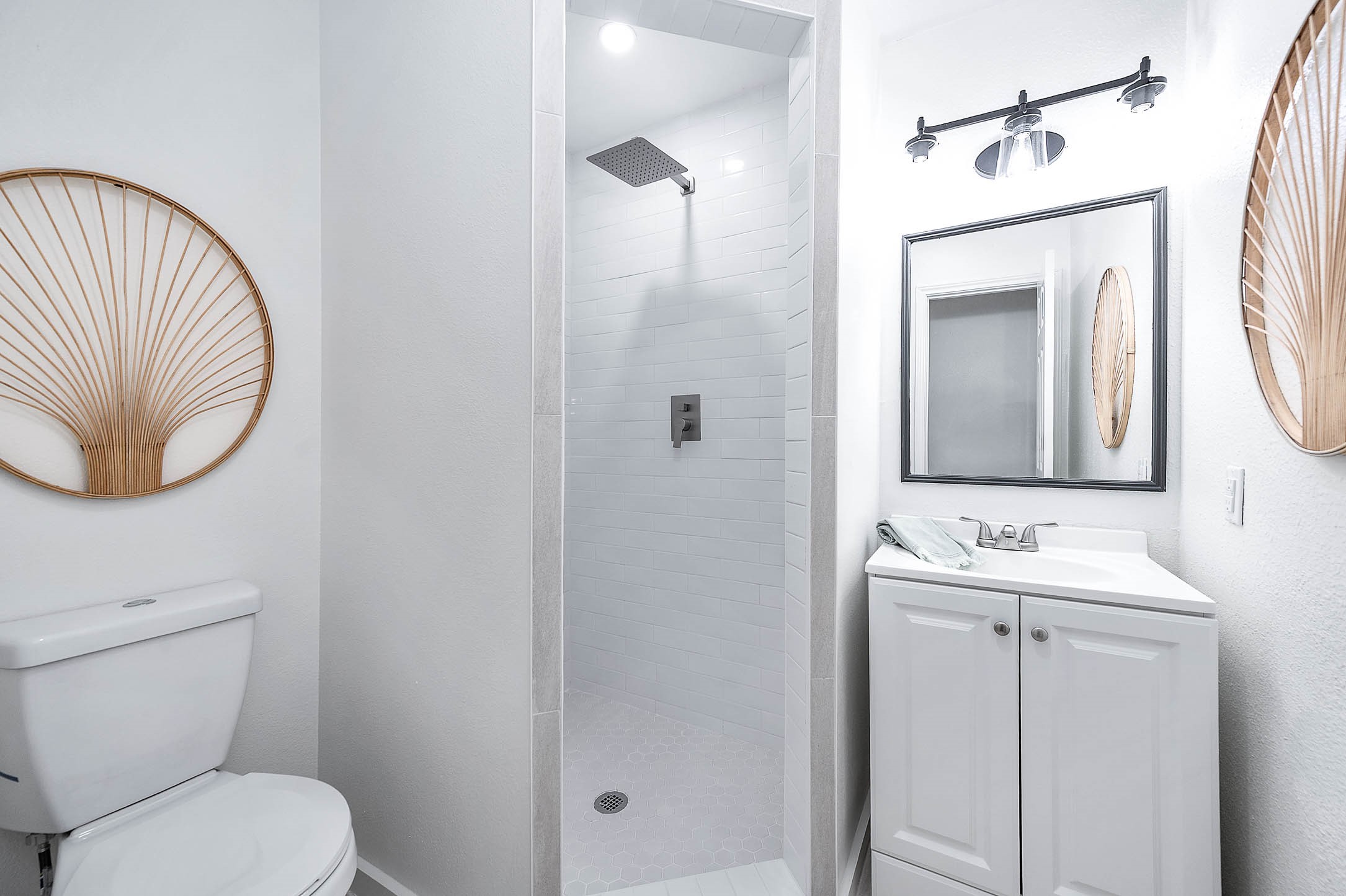 12827 Sandpiper Road Angleton, TX 77515 - Photo 27 of 42 Second full bathroom upstairs