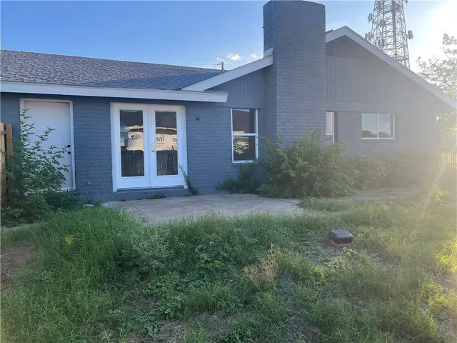 a view of a house with backyard and porch