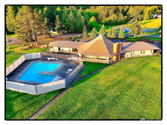 a view of a backyard