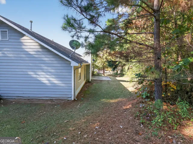 a view of a backyard