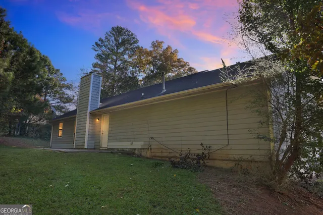 a view of a backyard
