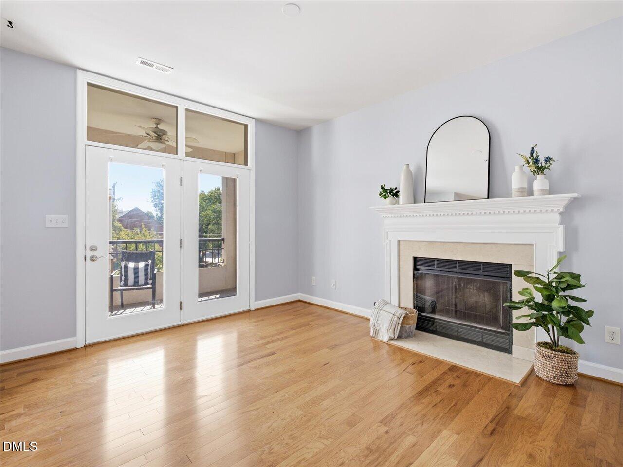 274 East Davie Street, Unit 274 Raleigh, NC 27601 - Photo 22 of 62 38-Living Room