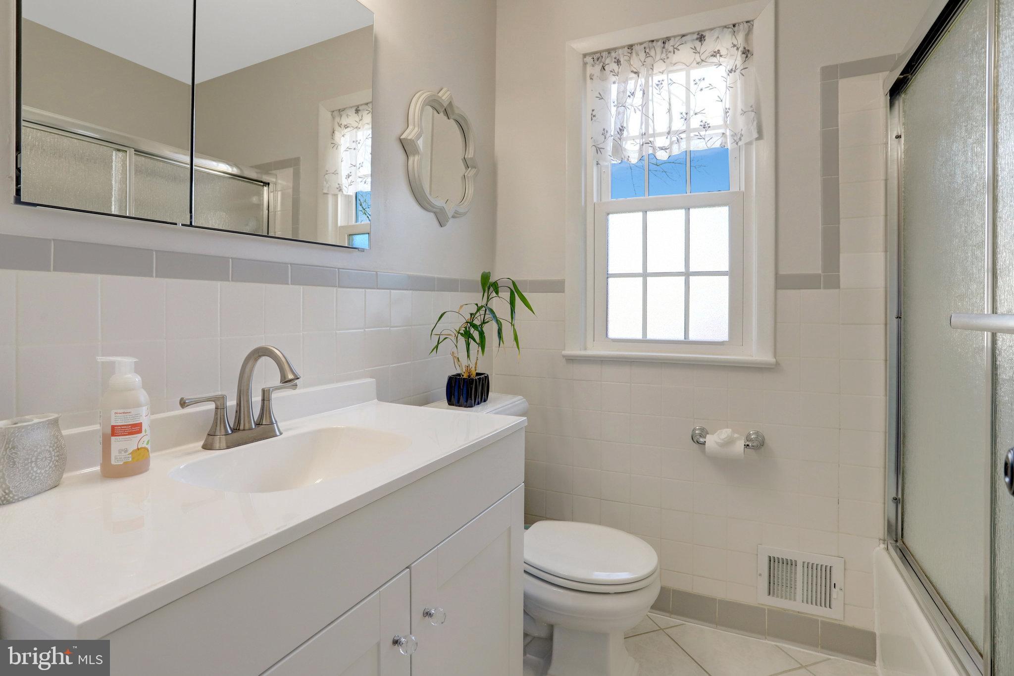 1909 Courtland Road Alexandria, VA 22306 - Photo 34 of 63 Primary bathroom