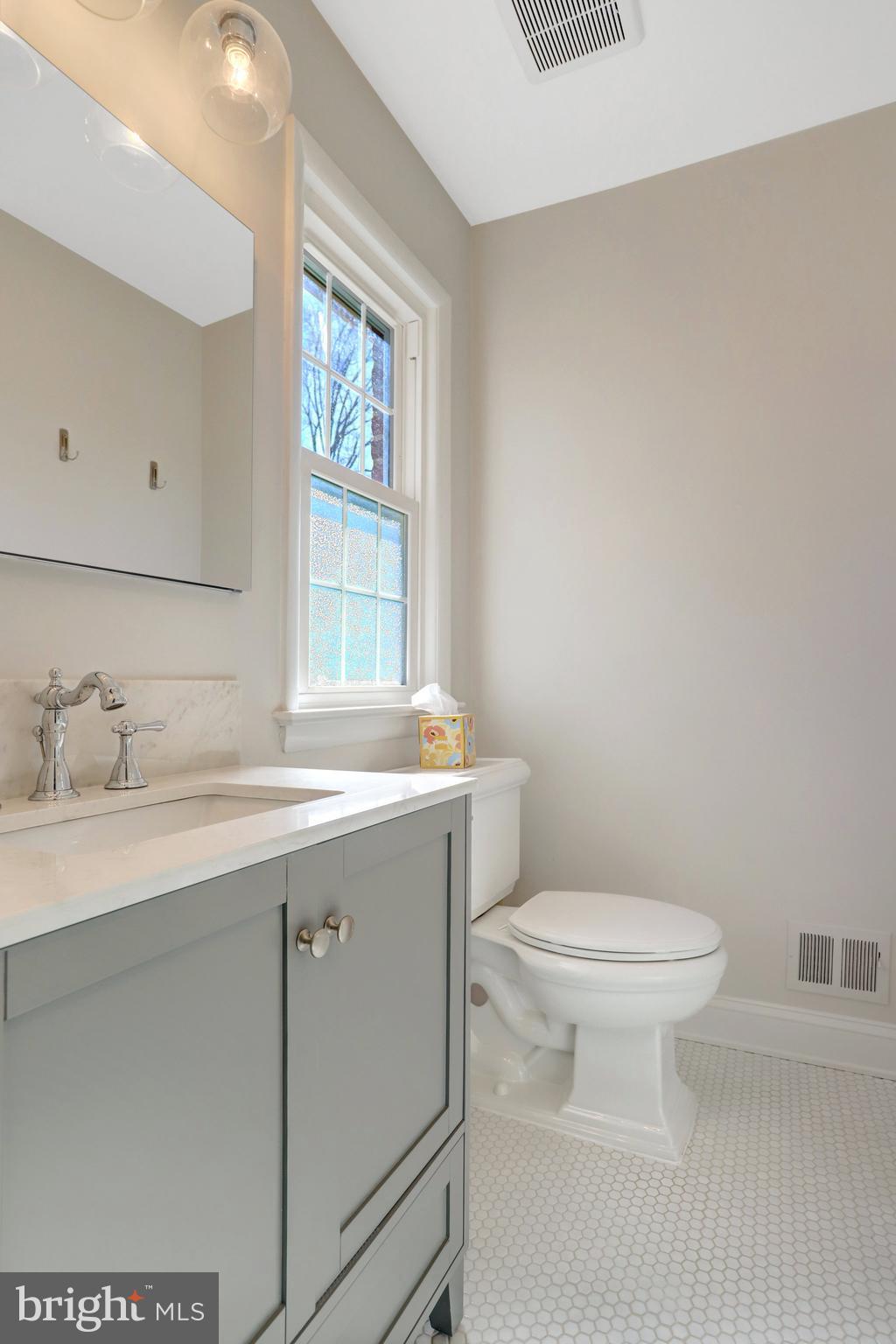 1909 Courtland Road Alexandria, VA 22306 - Photo 36 of 63 Primary bath