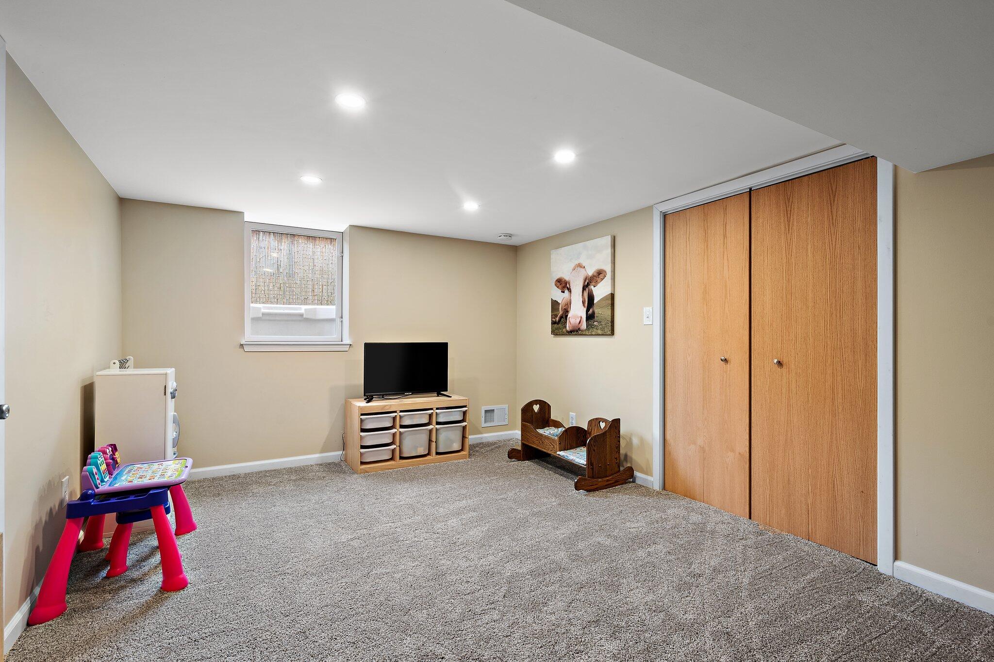 8014 Harrison Avenue Munster, IN 46321 - Photo 23 of 37 a living room with furniture gym equipment and a flat screen tv