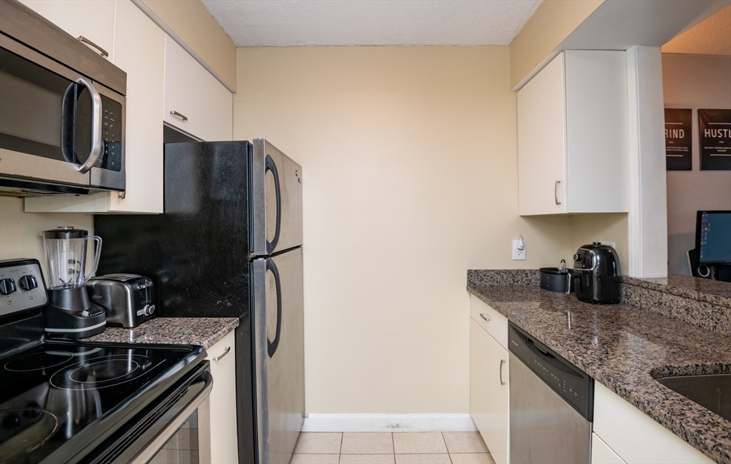 60 Rantoul Street, Unit 604N Beverly, MA 01915 - Photo 5 of 18 Gallery Image 5