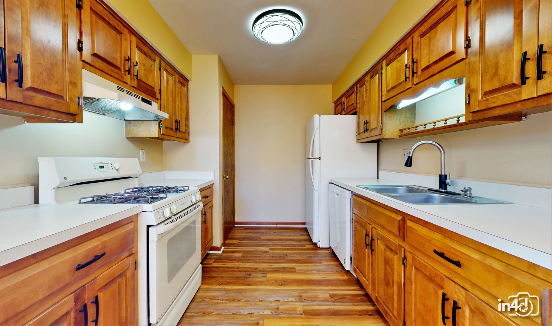 272 Circlegate Road New Lenox, IL 60451 - Photo 11 of 24 a kitchen with stainless steel appliances granite countertop a stove and a sink