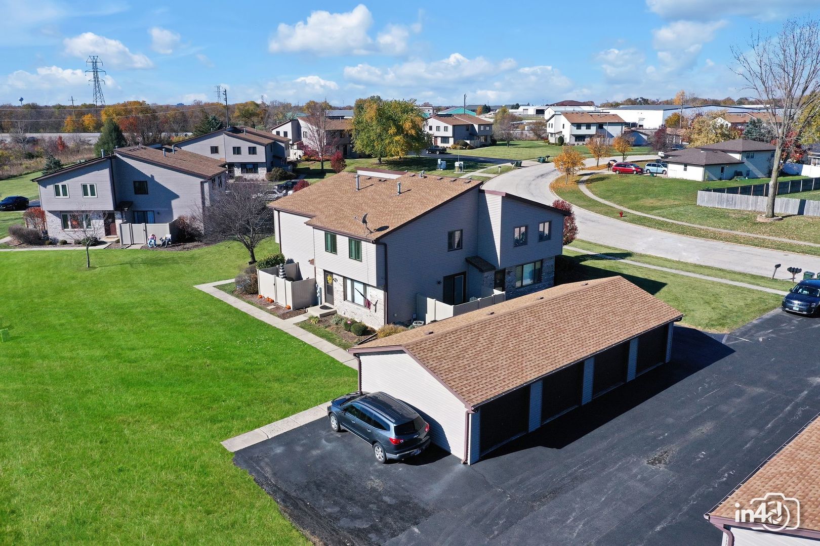 272 Circlegate Road New Lenox, IL 60451 - Photo 5 of 24 an aerial view of a house with a garden and deck