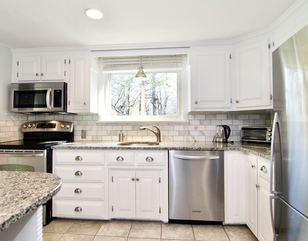 636 Springfield Street Wilbraham, MA 01095 - Photo 5 of 42