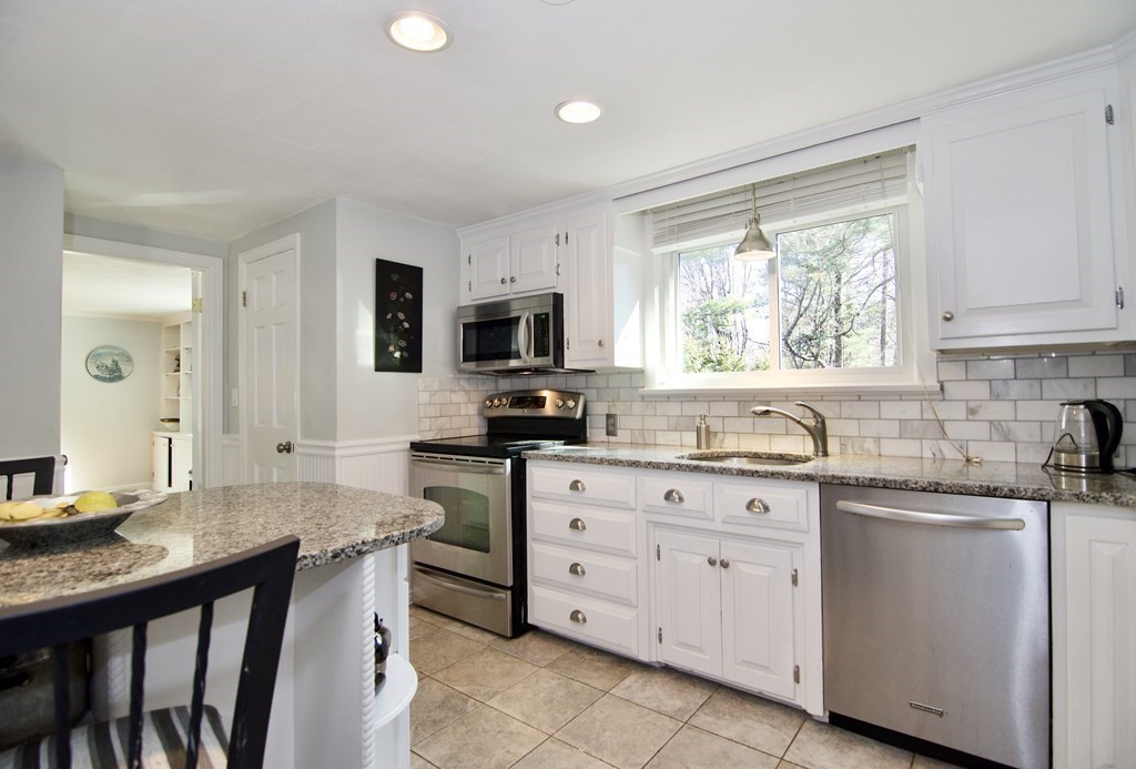 636 Springfield Street Wilbraham, MA 01095 - Photo 7 of 42