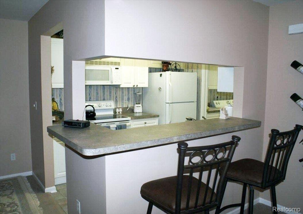 3629 Tremonte Circle, Unit 254 Rochester, MI 48306 - Photo 11 of 15 Kitchen